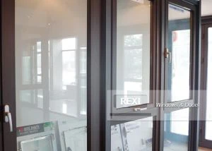 Ūdens necaurlaidība alumīnija logos ar eņģēm